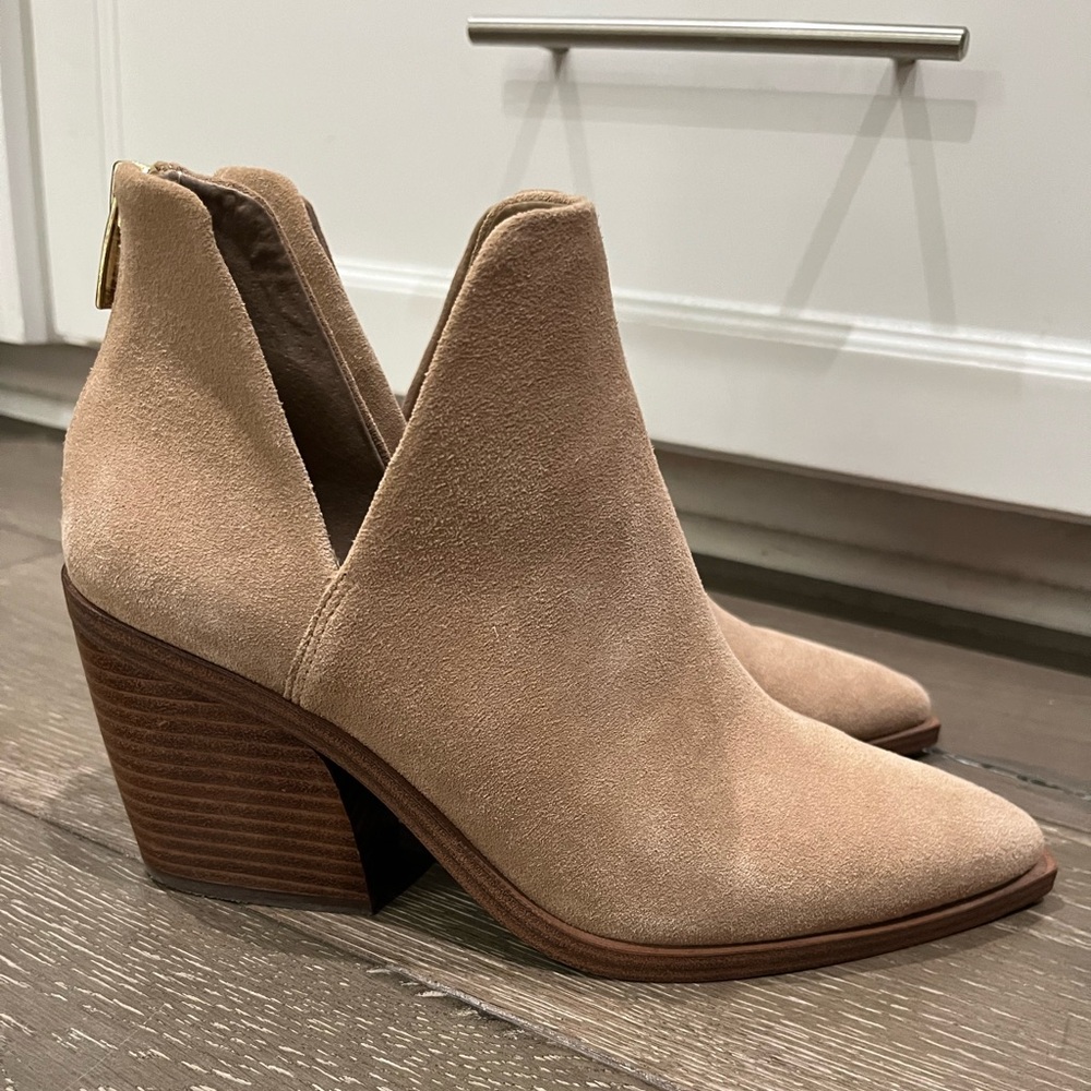 Vince Camuto Bibestie tan suede leather heeled booties boots size 9.5 - Picture 3 of 11